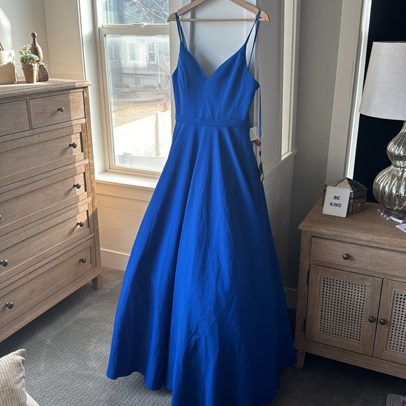 Mac Duggal CLASSIC A-LINE V-NECK BALLGOWN - Picture 4 of 7
